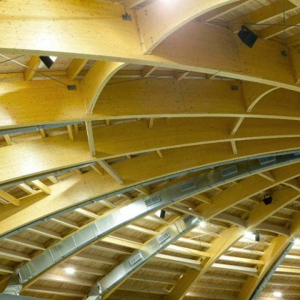 Large-span glued wooden load-bearing structures: advantages and features